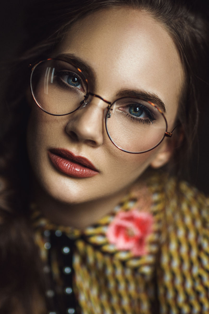 Porträt einer Frau mit Brille und intensiven blauen Augen, zeigt ein dezentes Make-up und stilvolles Outfit. Schlüsselwörter: Kosmetikstudio Frankfurt, Kosmetik, Hautbehandlung, Permanent Make-up, Get Your Look. Copyright by Get Your Look.
